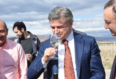 Премьер Министр Армении Карен Карапетян посетил винодельню Воскени (Текст на английском)